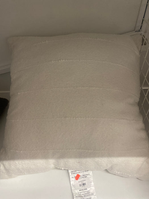 THRESHOLD. Pillow Front: 98% Cotton, 2% Other Fiber Back: 100% Cotton Lining: 100% Polyester Filling: 100% Polyester Care: Spot Clean ОЕКО-ТЕХ ® 4D