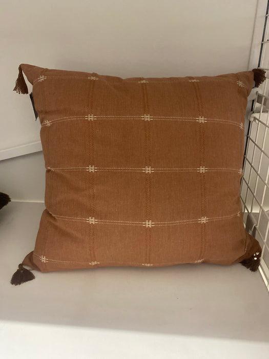 THRESHOLD TOSS PILLOW Shell: 100% Cotton; Filling Cover: 100% Polypropy Filling: 100% Polyester. Care: Spot Clean. 4B